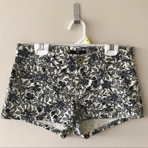 ✨ SALE ✨• Floral Print Shorts • H&M